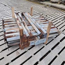 44 stk. brugte 2½" stolper med lille fodplade, længde: 1,50 m. 